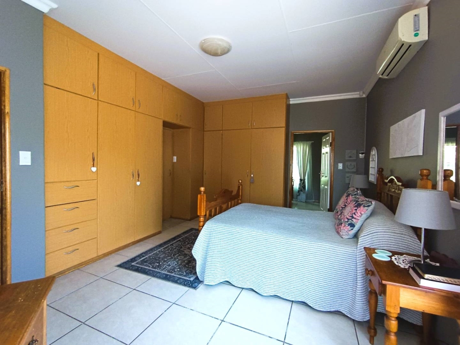 5 Bedroom Property for Sale in Langenhovenpark Free State